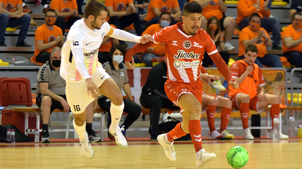 Franklin, de Jimbee Cartagena, conduce el balón ante David Álvarez, de Industrias Santa Coloma.