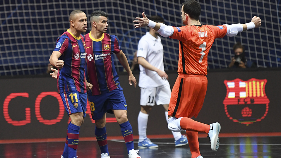 Ferrao, del Barça, celebra un gol contra Kairat Almaty en la UEFA Futsal Champions League