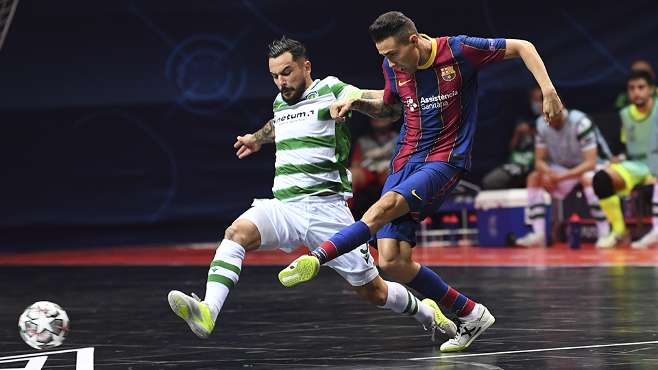Joao Matos, capitán del Sporting, ante Aicardo, del Barça, en la final de la UEFA Futsal Championes League de Zadar 2021