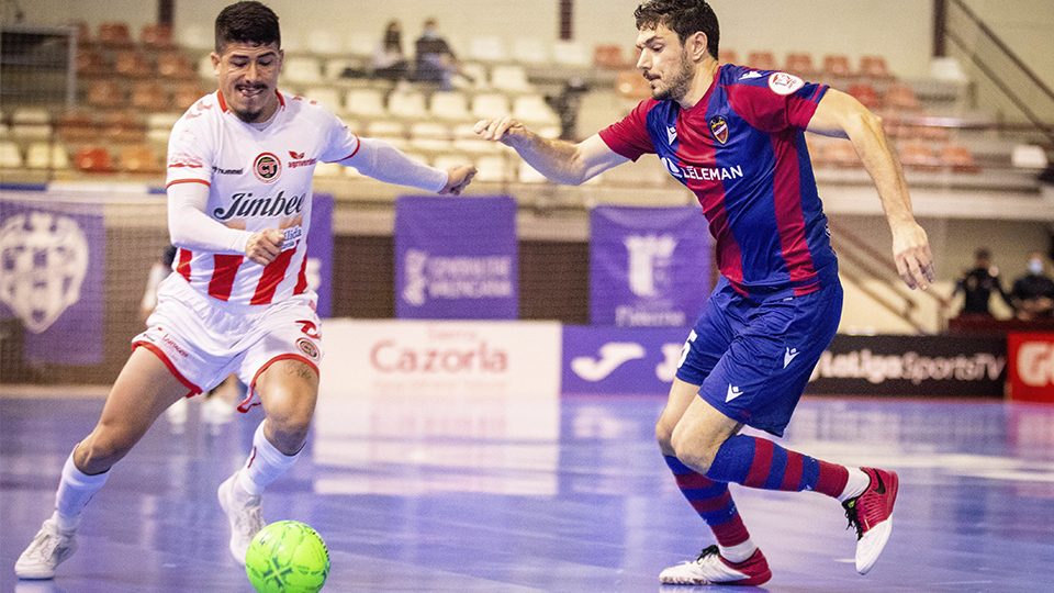 Franklin, del Jimbee Cartagena, conduce el balón ante Marc Tolrà, del Levante UD FS