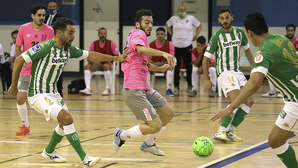 Los jugadores del Real Betis Futsal y BeSoccer UMA Antequera luchan por el balón.