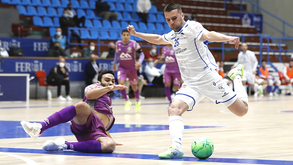 Kevin Chis, de O Parrulo Ferrol, golpea el balón ante Tomaz, de Palma Futsal (Fotografía: Hugo Nidáguila / Instantes Momentos Fotográficos)