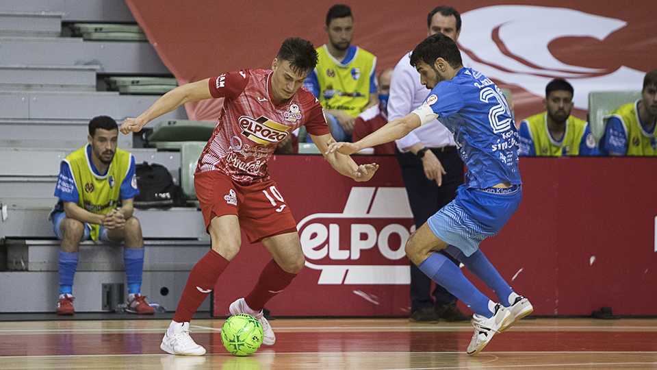 Pol Pacheco, de ElPozo Murcia Costa Cálida, con el balón.