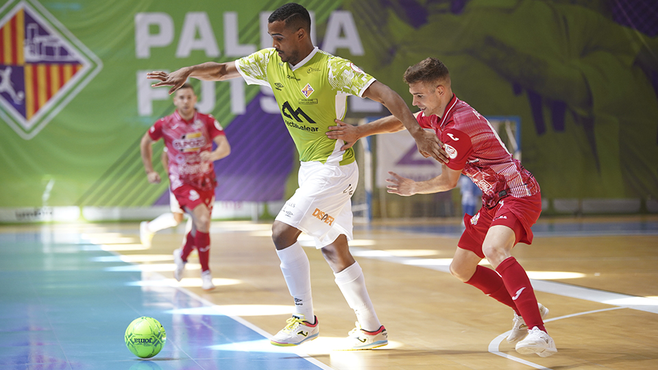 Higor, de Palma Futsal, controla el balón ante Alberto García, de ElPozo Murcia Costa Cálida