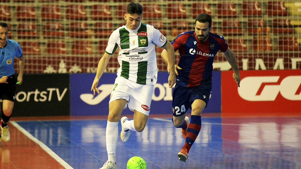 Ricardo, jugador del Córdoba Patrimonio, ante Pedro Toro, del Levante UD FS.