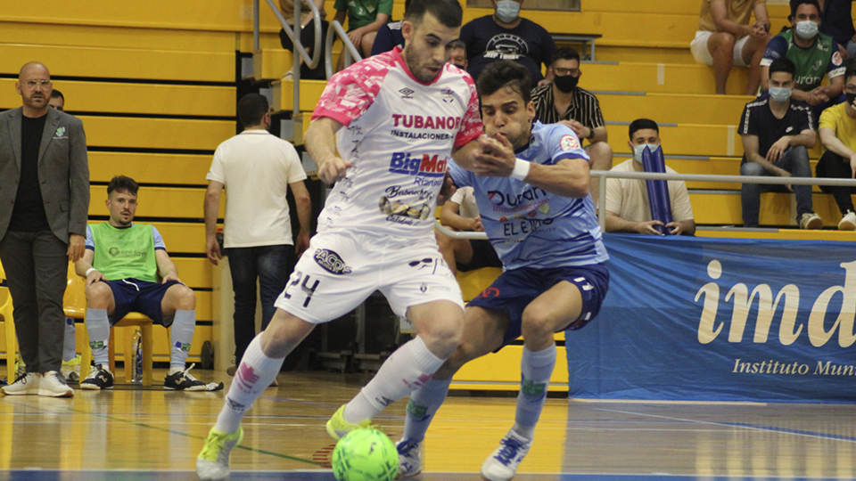 Armando, del Noia Portus Apostoli, conduce el balón ante Nacho Gil, del CD El Ejido Futsal