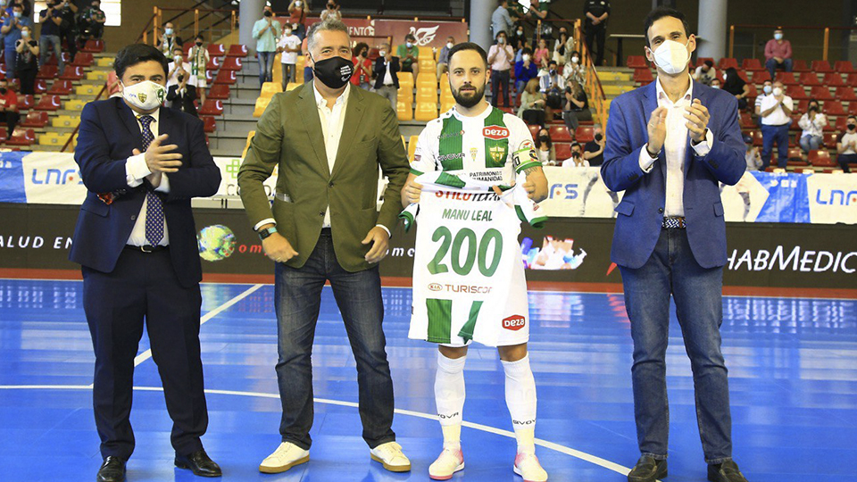 Manu Leal posa junto a García Román y Torrejimeno, homenajeado por sus 200 partidos.