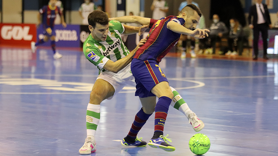 Dyego, jugador del Barça, protege el balón ante Eric Pérez, del Real Betis Futsal.