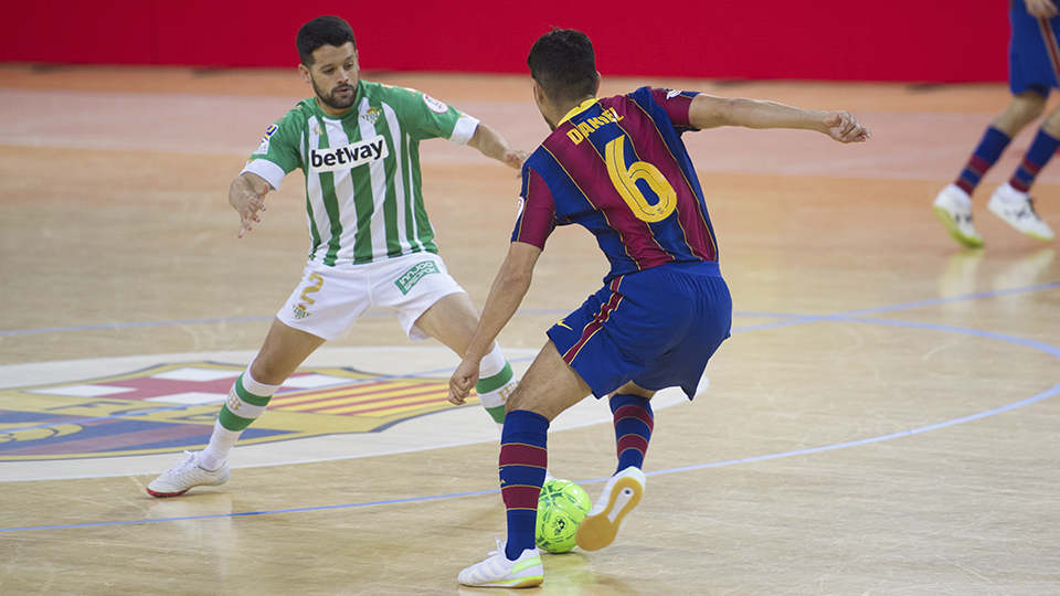 Daniel, jugador del Barça, encara a Burrito, del Real Betis Futsal.