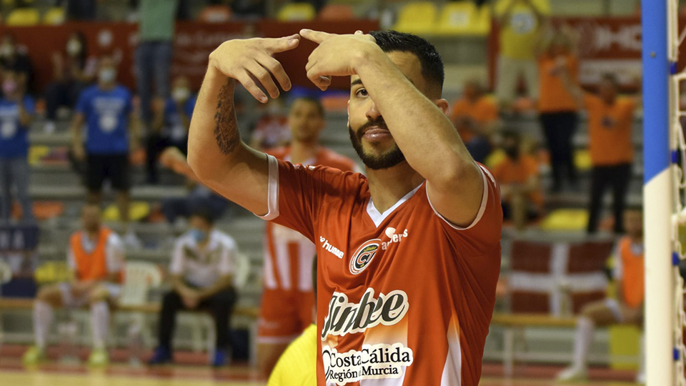 Waltinho, jugador del Jimbee Cartagena, celebra un gol.