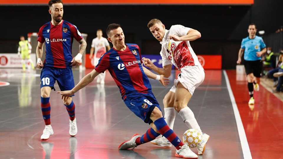 Maxi Rescia, de Levante UD, y Fernando, de ElPozo Murcia Costa Cálida, pelean por el balón.