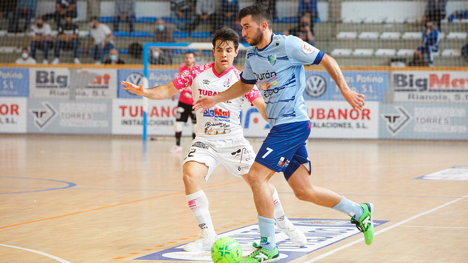 Nacho Caballero, del CD El Ejido Futsal, conduce el balón ante Adrián Rivera, del Noia Portus Apostoli
