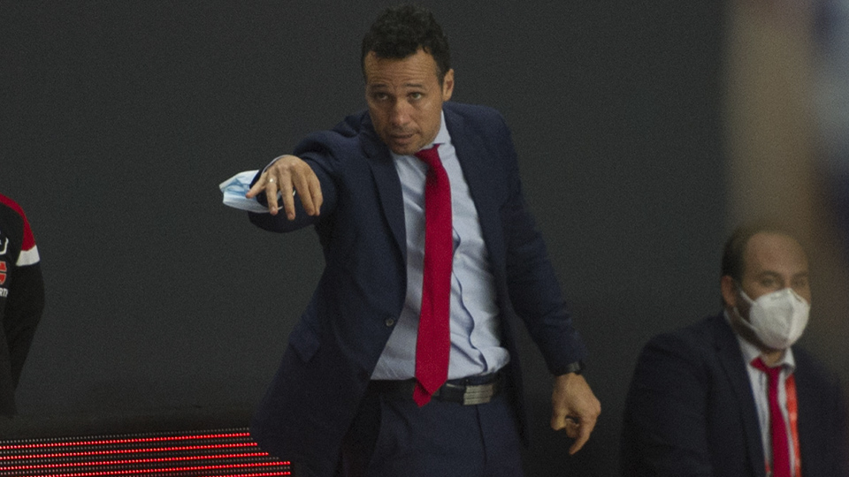 Diego Giustozzi, entrenador de ElPozo Murcia Costa Cálida, dando instrucciones a sus jugadores.