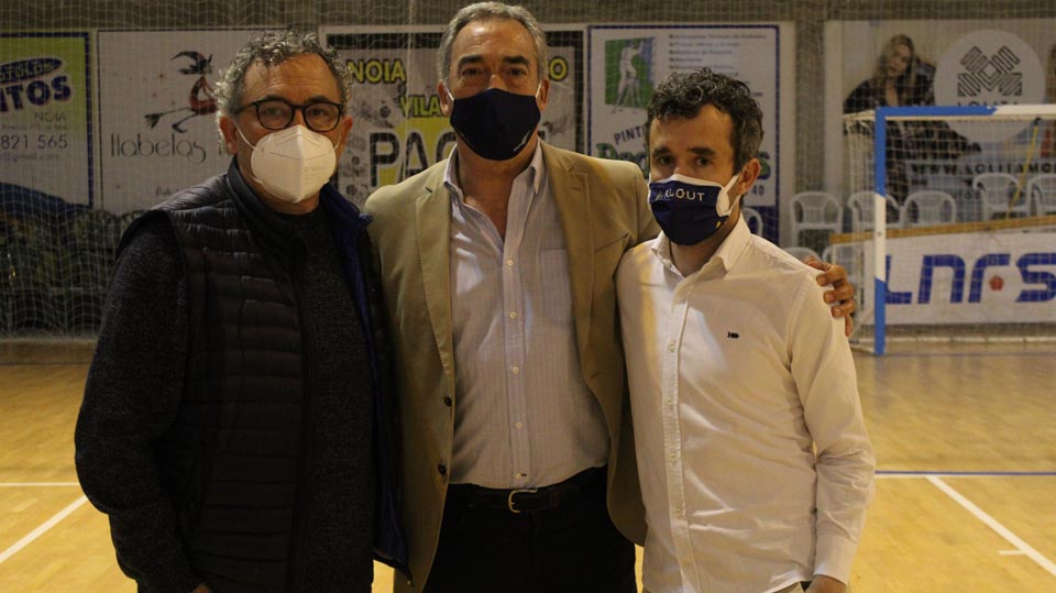 Javier Lozano junto a Severino y Javier Barreiro, durante su visita a Noia.
