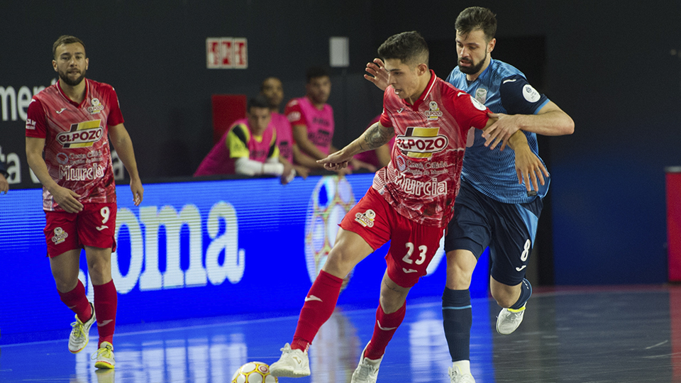 Darío, jugador de ElPozo Murcia Costa Cálida, ante Raya, de Inter FS.