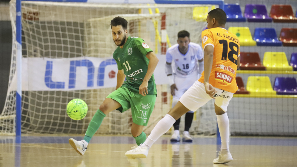 Álex Fuentes, jugador del BeSoccer CD UMA Antequera, ante Gabriel Vasques, del Ribera Navarra FS. (Foto: Joaquín Corrales)