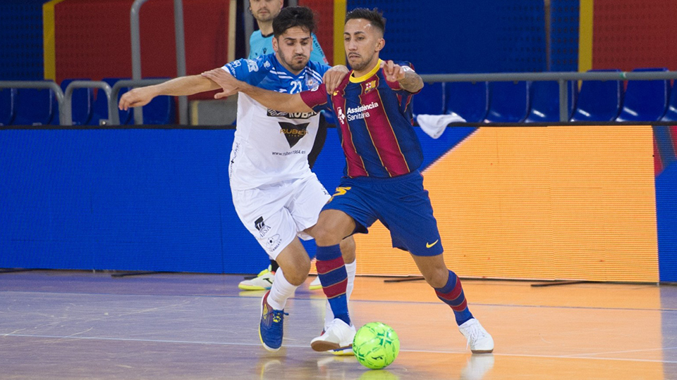 Joselito, del Barça, conduce el balón ante Quíntela, del Burela FS