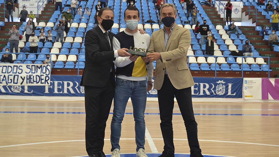 Julio Martínez, presidente de O Parrulo Ferrol, Adri, jugador de O Parrulo Ferrol, y Javier Lozano, presidente de la LNFS.