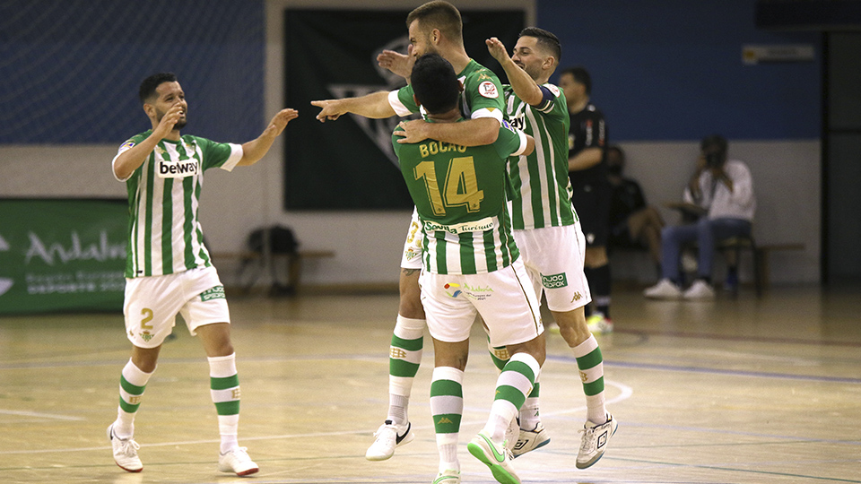 Los jugadores del Real Betis Futsal celebran un tanto.