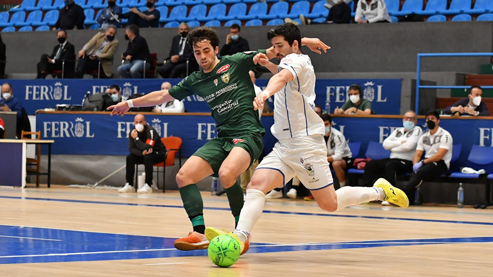 Iago Rodríguez, jugador de O Parrulo Ferrol, ante Pablo del Moral, del Córdoba Patrimonio de la Humanidad (Fotografía: Ismael Miján)