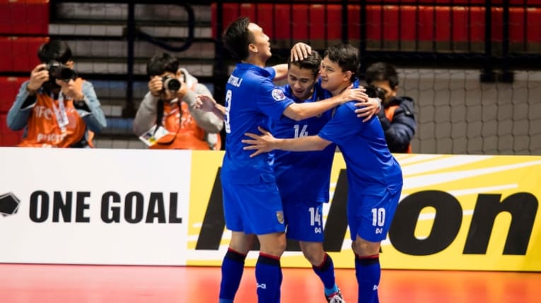 Los jugadores de Tailandia celebran un gol