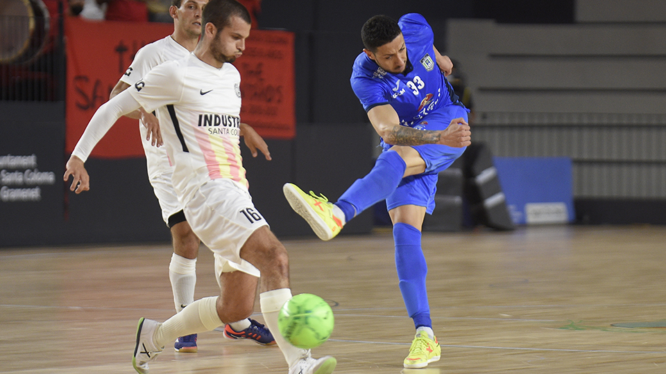 Cainan de Matos, del Viña Albali Valdepeñas, golpea el balón ante David Álvarez, de Industrias Santa Coloma