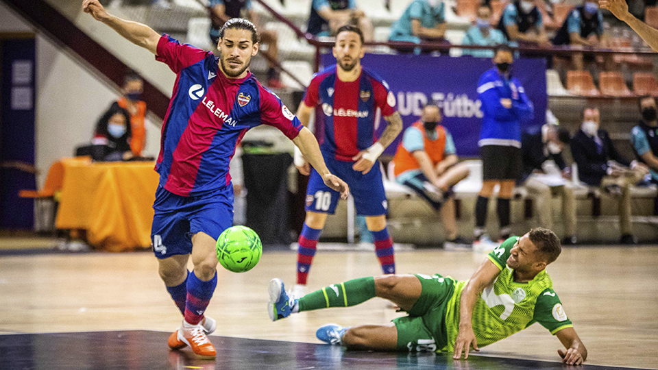 Esteban, del Levante UD FS, conduce el balón ante Pito, del Inter FS