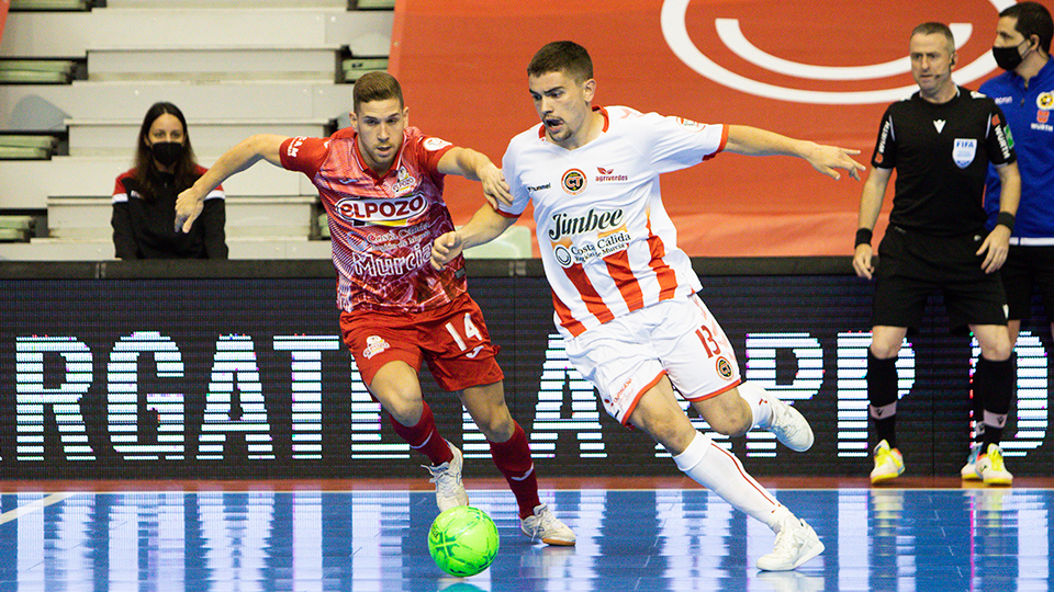 Mellado, de Jimbee Cartagena, conduce el balón ante Fernando, de ElPozo Murcia Costa Cálida.
