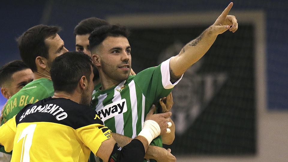 Los jugadores del Real Betis Futsal celebran un tanto.