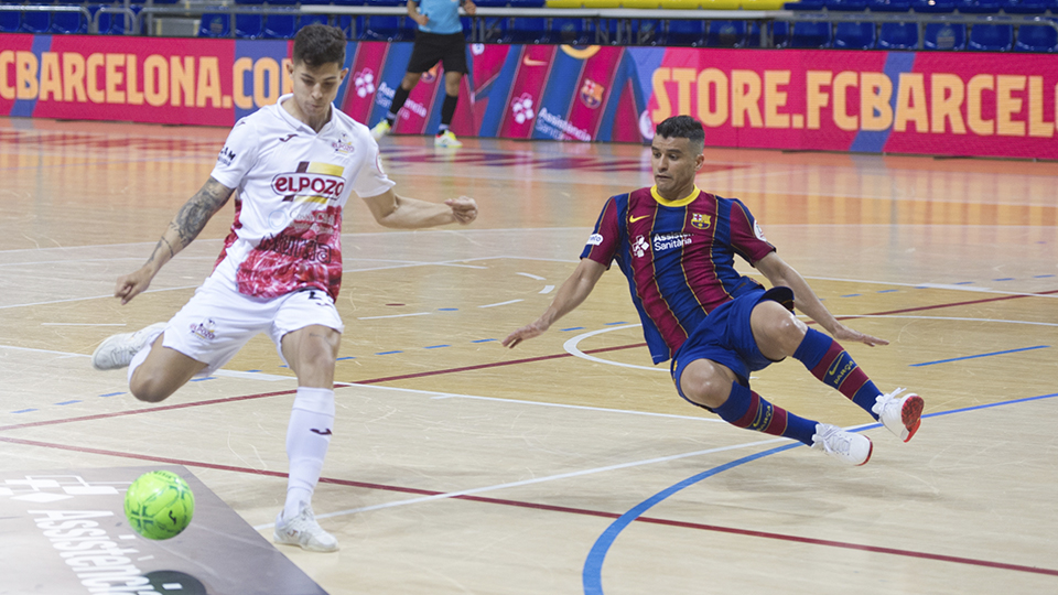 Darío, jugador de ElPozo Murcia Costa Cálida, ante Marcenio, del Barça.