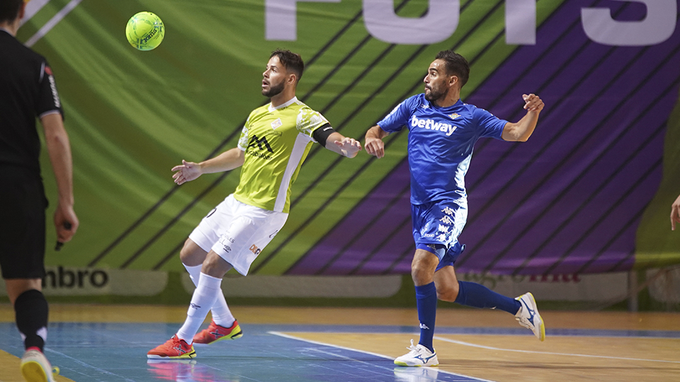 Marlon, jugador del Palma Futsal, ante Chicho, del Real Betis Futsal.