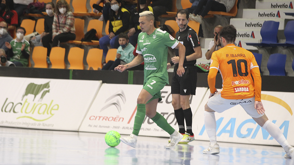 Mancuso, jugador de Osasuna Magna Xota, ante Pablo Ibarra, de Ribera Navarra FS.