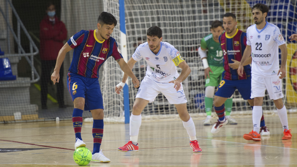 Daniel, del Barça, retiene el balón.