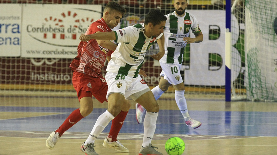 Caio, de Córdoba Patrimonio, protege el balón.