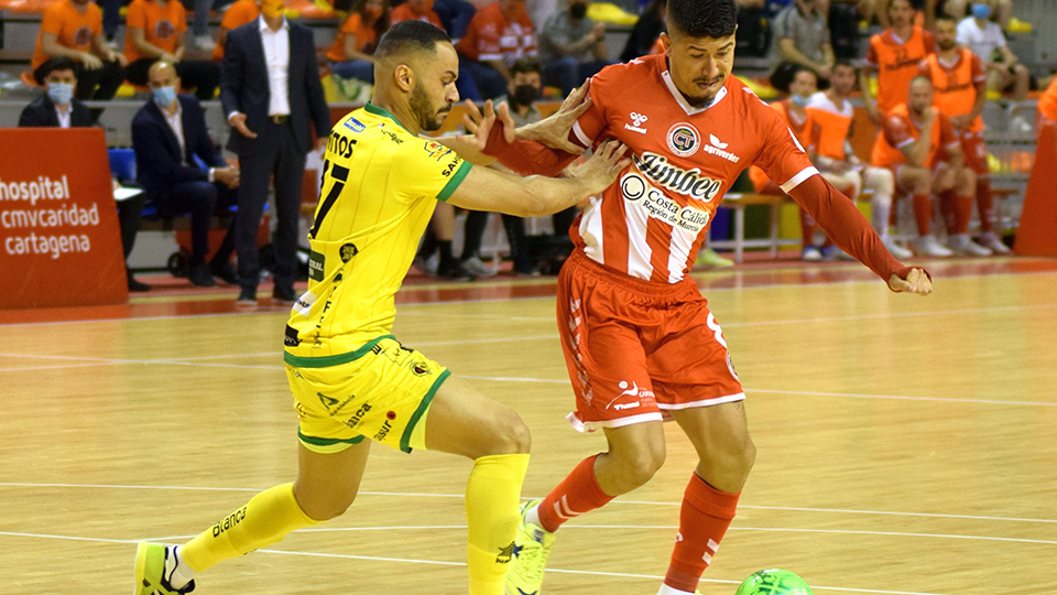 Franklin, del Jimbee Cartagena, conduce el balón ante Attos, del Jaén FS