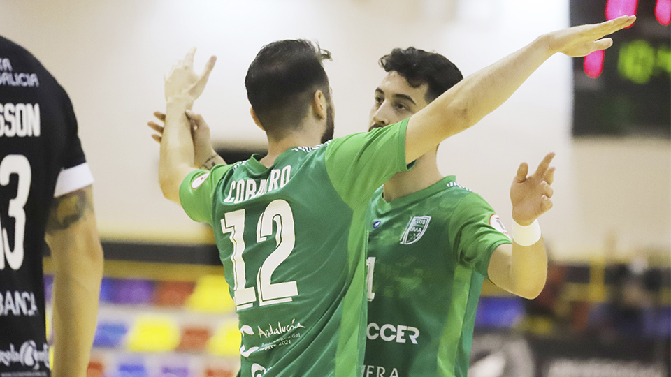 Los jugadores de BeSoccer UMA Antequera celebran un gol.