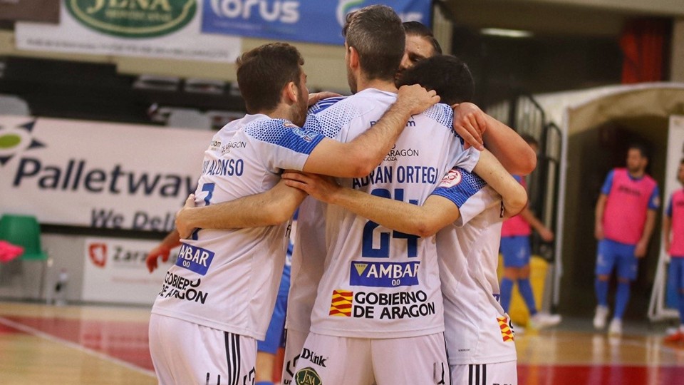 Los jugadores del Fútbol Emotion Zaragoza celebran un tanto.