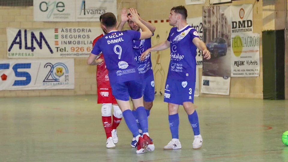 Los jugadores del Manzanares Quesos El Hidalgo celebran un tanto.