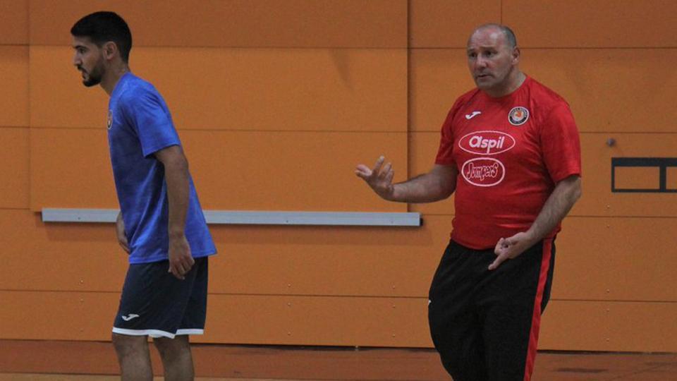 Pato, entrenador del Aspil-Jumpers Ribera Navarra durante un entrenamiento 