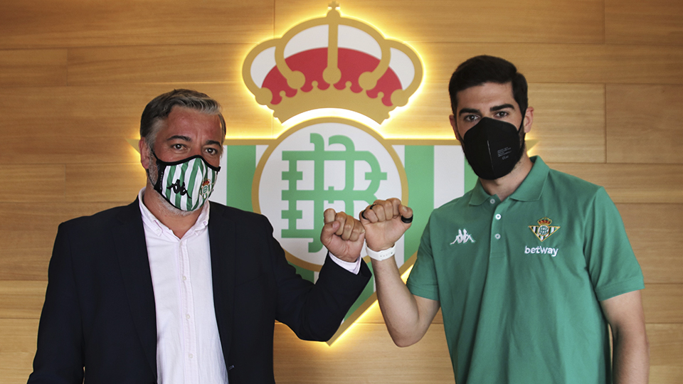 Pablo Vilches, responsable de secciones del Real Betis, y Emilio Buendía, jugador del club verdiblanco.