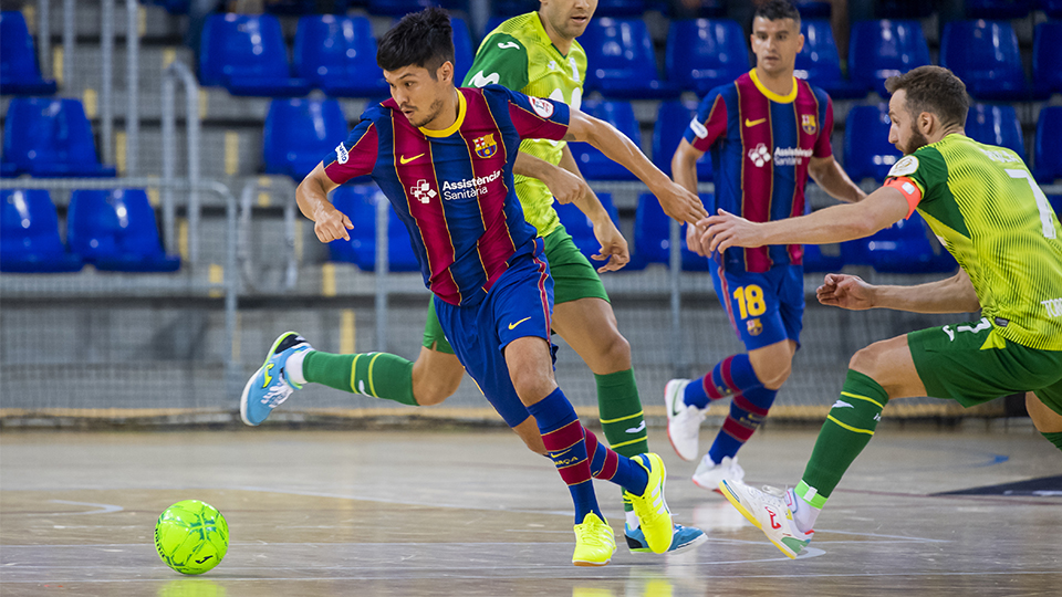 Daniel Shiraishi, del Barça, conduce el balón ante varios rivales de Inter FS