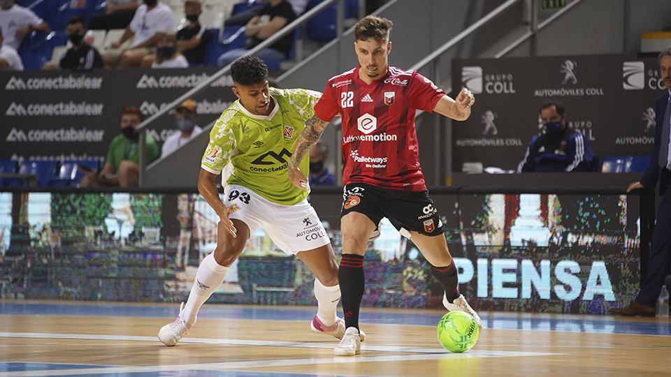 Jamur, jugador de Fútbol Emotion Zaragoza, protege el balón ante Vilela, del Palma Futsal.