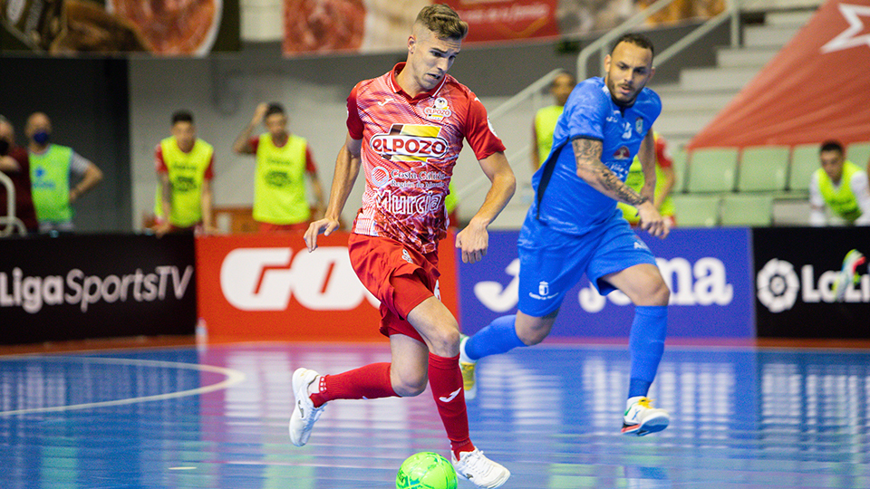 Alberto García, jugador de ElPozo Murcia Costa Cálida, ante Matheus Preá, de Viña Albali Valdepeñas.