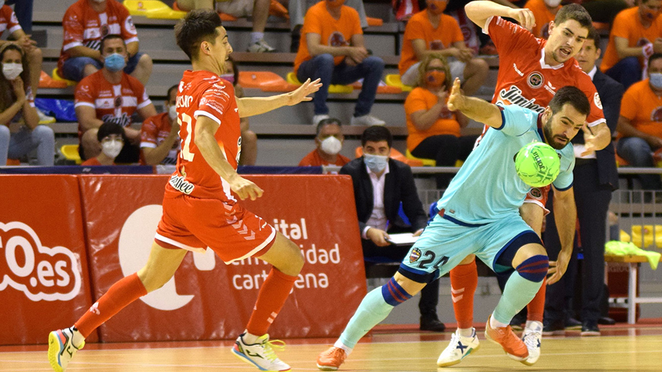 Pedro Toro, del Levante UD, pugna con el balón con Mellado, de Jimbee Cartagena.