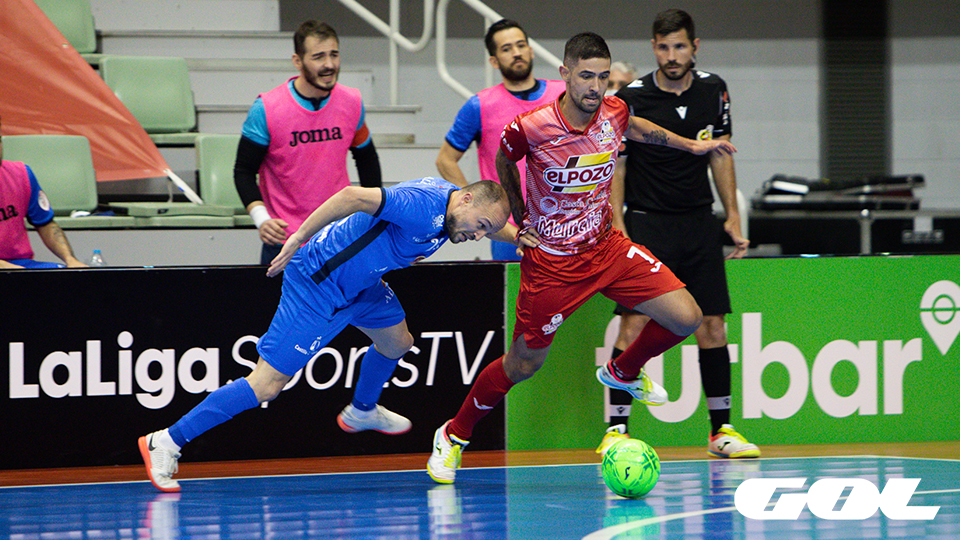 Felipe Valerio, jugador de ElPozo Murcia Costa Cálida, ante Nano, del Viña Albali Valdepeñas.