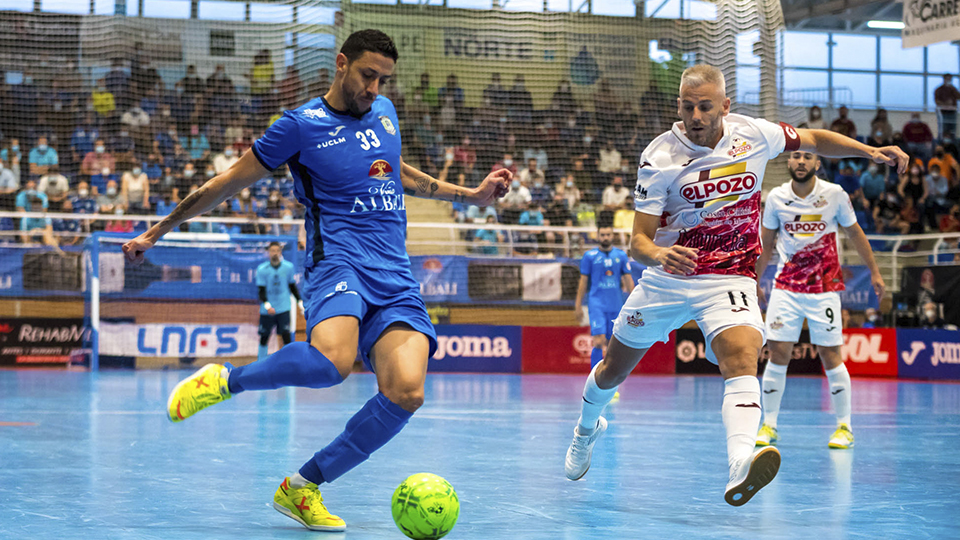 Cainan, jugador del Viña Albali Valdepeñas, ante Miguelín, de ElPozo Murcia Costa Cálida. (Foto: ACP-FSV)