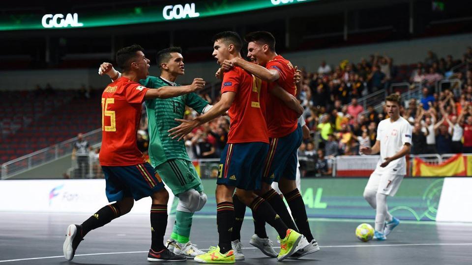 Los jugadores de la Selección Española Sub-19 celebran el pase a la final