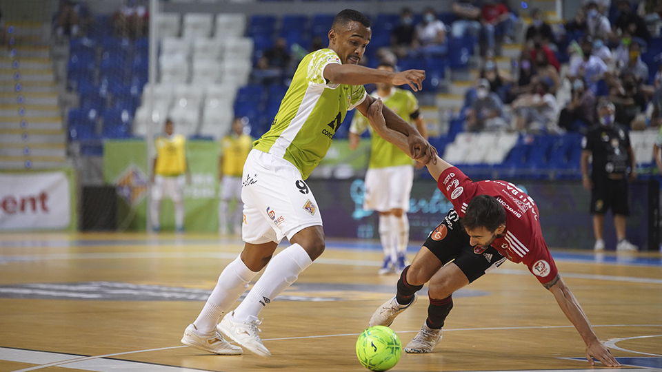 Higor, de Palma Futsal, controla el balón ante la presión rival.