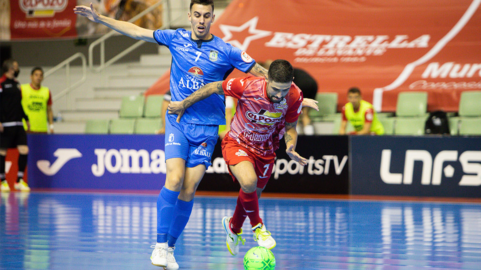 Felipe Valerio, de ElPozo Murcia Costa Cálida, conduce el balón ante Álex García, de Viña Albali Valdepeñas (Fotografía: Pascu Méndez)