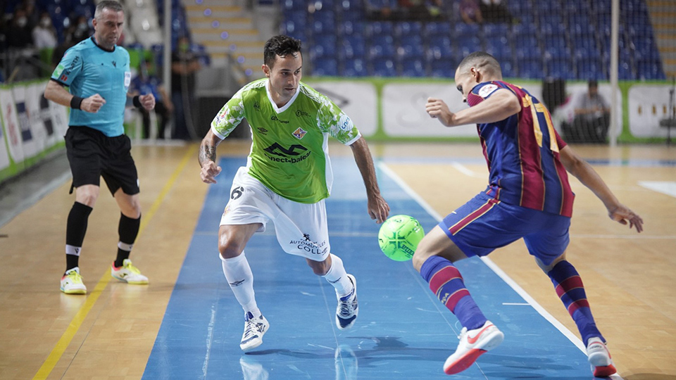 Joao, de Palma Futsal, pugna con el balón con Ferrao, del Barça.